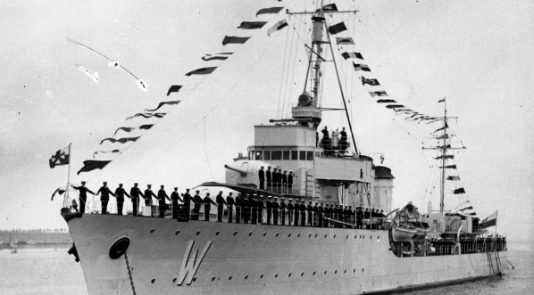  ORP "Wicher" w gali banderowej podczas nabożeństwa na molo w porcie gdyńskim podczas obchodów Święta Morza w Gdyni, 31.07.1932 r.  