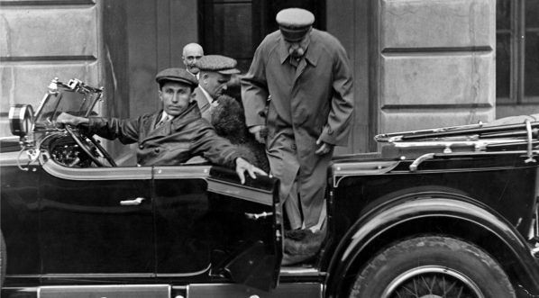  Marszałek Józef Piłsudski opuszcza gmach Rady Ministrów po naradzie z premierem Walerym Sławkiem, Warszawa 19.05.1931 r.  