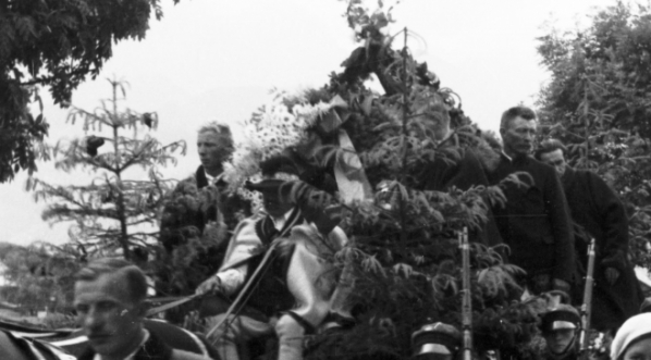  Uroczystość przeniesienia zwłok Jana Kasprowicza z cmentarza w Zakopanem do grobowca - mauzoleum na Harendzie w sierpniu 1933 roku.  