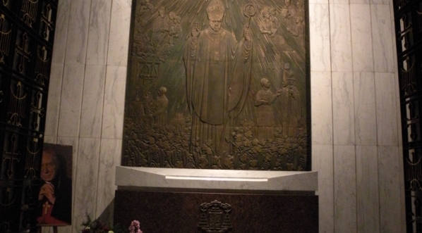  Kaplica-mauzoleum kardynała Stefana Wyszyńskiego w archikatedrze św. Jana Chrzciciela w Warszawie.  