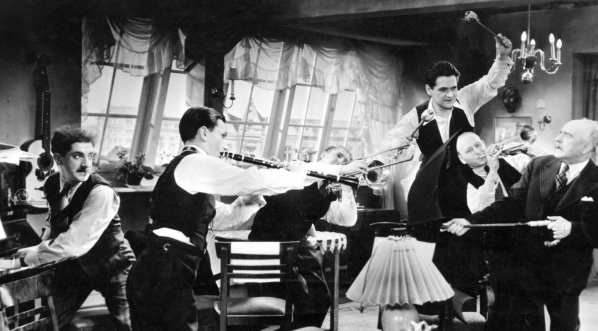  Scena z filmu Leona Trystana "Piętro wyżej" z 1937 roku.  