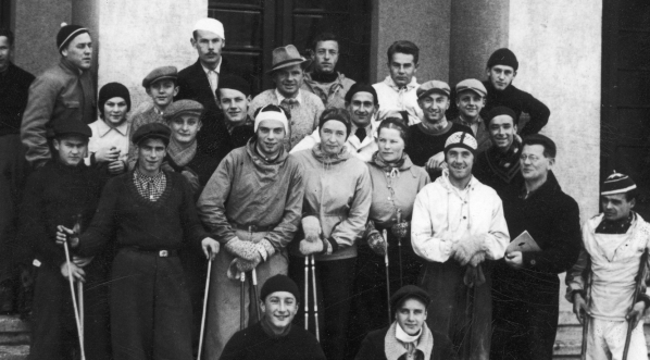  Narciarze kadry olimpijskiej przed wyruszeniem na trening w 1937 roku.  