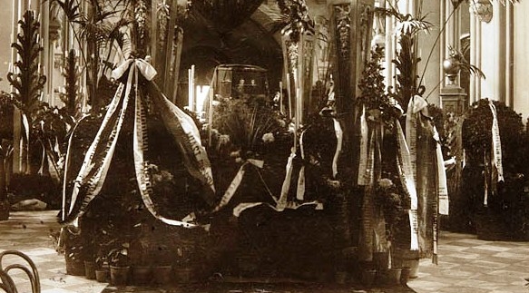  Katafalk z trumną Henryka Sienkiewicza wystawiony w nawie głównej katedry św. Jana w Warszawie.  