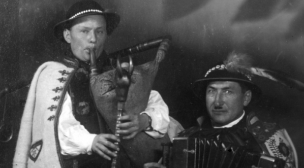  Dudziarz Wincenty Pyrdoł oraz harmonista i mistrz gry na listku Michał Piksa podczas objazdu propagandowego po Polsce.  