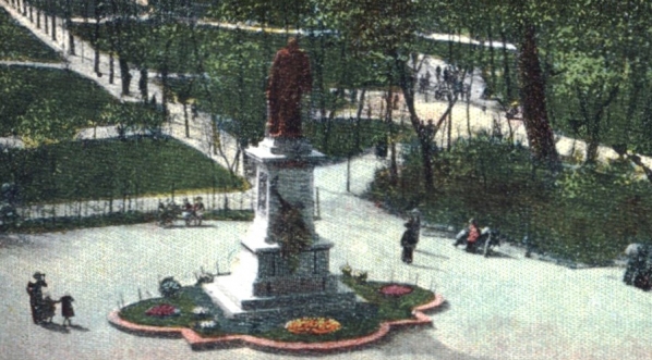  Ogród Miejski we Lwowie z pomnikiem Agenora Gołuchowskiego.  