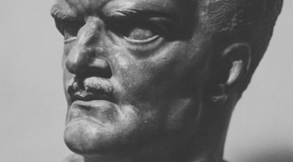  Rzeźba dłuta artysty rzeźbiarza Antoniego Miszewskiego przedstawiająca popiersie Andrzeja Struga.  