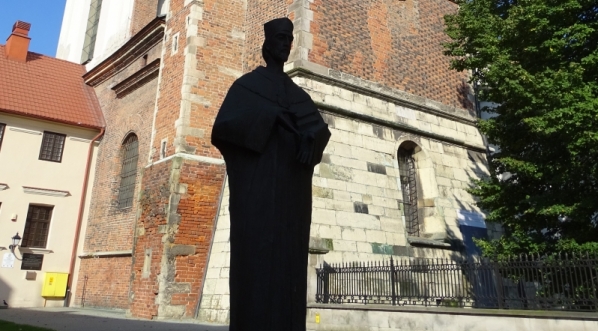  Pomnik Macieja Michowity przy bazylice kolegiackiej Grobu Bożego w Miechowie.  