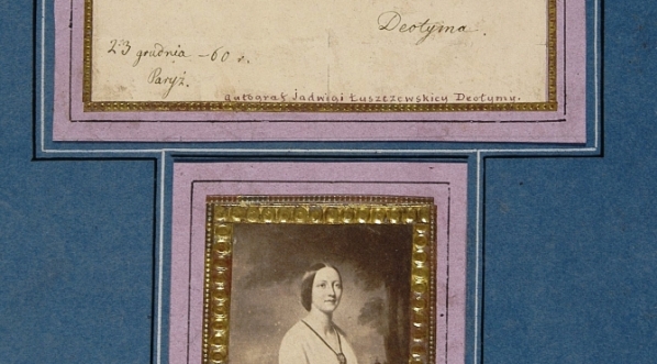  Portret Jadwigi Łuszczewskiej  naklejona na podkładkę wspólnie z autografem Deotymy.  
