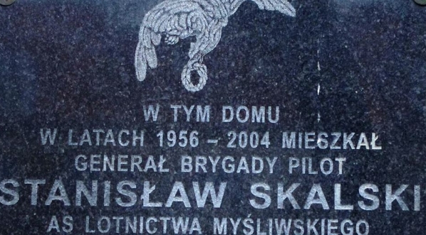  Tablica upamiętniająca Stanisława Skalskiego na budynku przy al. Wyzwolenia 10 w Warszawie, w którym mieszkał po II wojnie światowej.  
