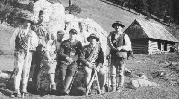 Grupa ratowników Tatrzańskiego Ochotniczego Pogotowia Ratunkowego podczas akcji ratunkowej w Tatrach w 1931 roku.  