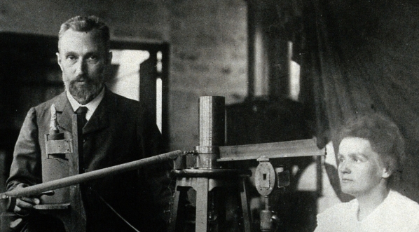  Maria i Piotr Curie w laboratorium.  