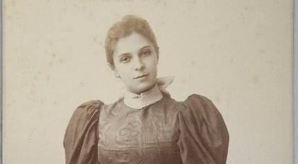  Portret Wandy Siemaszkowej (1867-1947), aktorki (ujęcie całej postaci en face).  