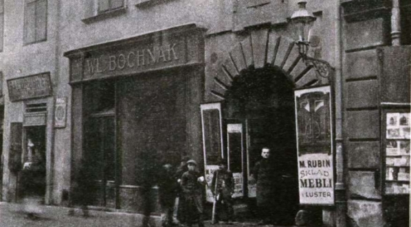  "Dom pod nr. 26 przy ul. Szpitalnej w Krakowie, w którym Pol mieszkał i umarł".  