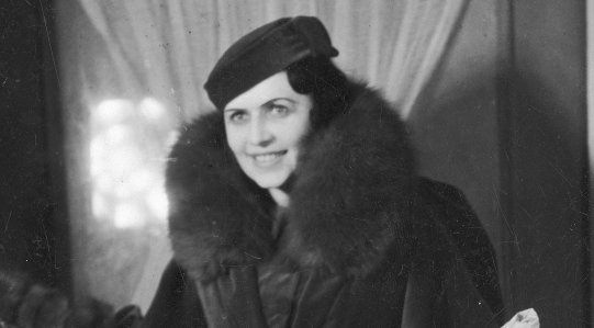  Irena Grywińska  w przedstawieniu "Nora" Henryka Ibsena w Teatrze Kameralnym w Warszawie w 1935 roku.  