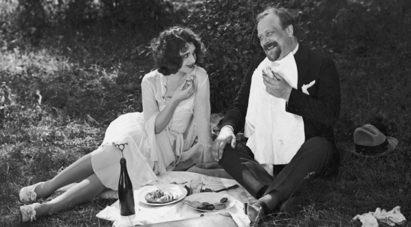  Bogusław Samborski jako kasjer Hieronim Śpiewankiewicz i Betty Amann jako Ada w jednej ze scen filmu „Niebezpieczny romans”.  (3)  