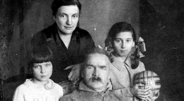 Józef Piłsudski w towarzystwie żony i córek (w latach 1930-1933).  