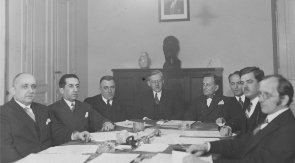  Posiedzenie jury państwowej nagrody muzycznej za 1930 rok w Departamencie Sztuki Ministerstwa Wyznań Religijnych i Oświecenia Publicznego w Warszawie.  