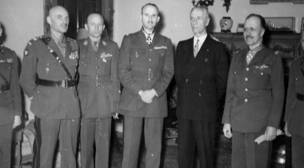  Prezydent Władysław Raczkiewicz dekoruje odznaczeniami oficerów francuskich, Londyn 04.04.1945 r.  