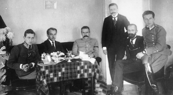  Śniadanie u Józefa Piłsudskiego w hotelu w Warszawie, grudzień 1916 roku.  