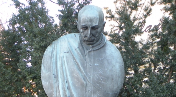  Pomnik Kornela Makuszyńskiego stojący przy wejściu do jego muzeum w Zakopanem.  