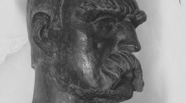  Rzeźba autorstwa artysty malarza i rzeźbiarza Stanisława Rzeckiego przedstawiająca głowę Józefa Piłsudskiego.  