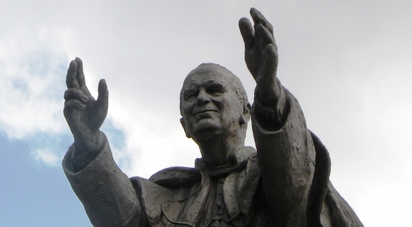  Pomnik Jana Pawła II przed Arką Pana czyli kościołem pw. Matki Bożej Królowej Polski w Krakowie-Nowej Hucie.  