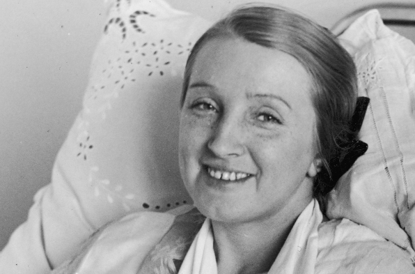  Hanka Ordonówna po wypadku samochodowym w szpitalu w Warszawie, 15.10.1931 r.  