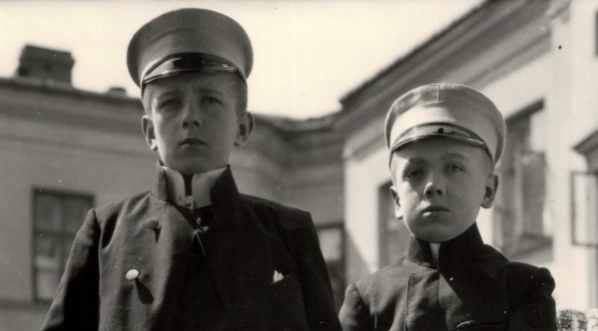  Wacław i Henryk Gomuliccy na balkonie mieszkania przy ul. Hortensji.  