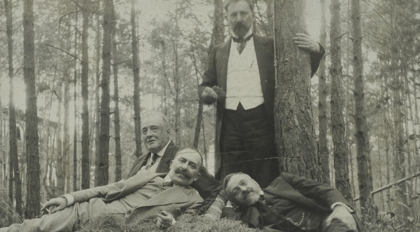  Józef Kotarbiński i Jan Lorentowicz z przyjaciółmi w lesie.  