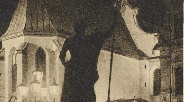  Lwów, studnia z Neptunem na tle katedry łacińskiej w nocy. (fot. Adam Lenkiewicz)  