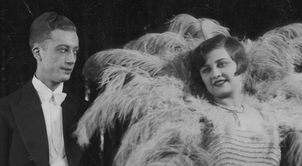  Stanisława Karlińska i Jerzy Roland jako konferansjerzy prowadzący rewię "Uśmiech Warszawy" w Teatrze "Morskie Oko" w Warszawie w kwietniu 1934 roku.  