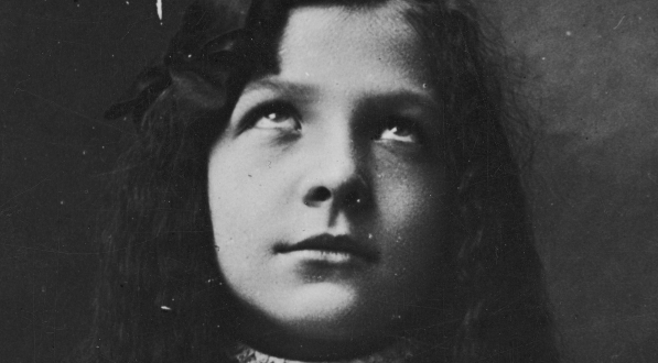  Maria Burzyńska (Mira Zimińska), aktorka, piosenkarka,  w okresie dzieciństwa.  