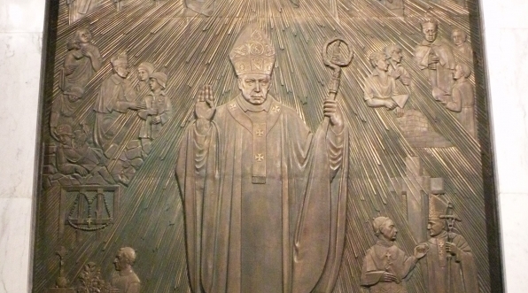  Kaplica-mauzoleum z sarkofagiem kardynała Stefana Wyszyńskiego  w archikatedrze św. Jana Chrzciciela w Warszawie.  
