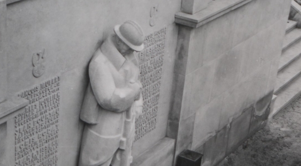  Pomnik Francuzów poległych za Polskę na cmentarzu Obrońców Lwowa, zaprojektowany przez Józefa Różyckiego.  