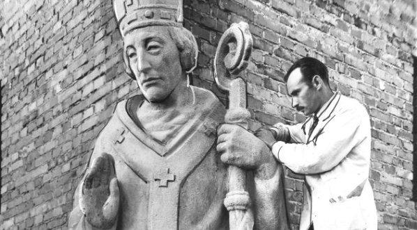  Artysta rzeźbiarz Jan Żok przy rzeźbieniu posągu św. Stanisława.  