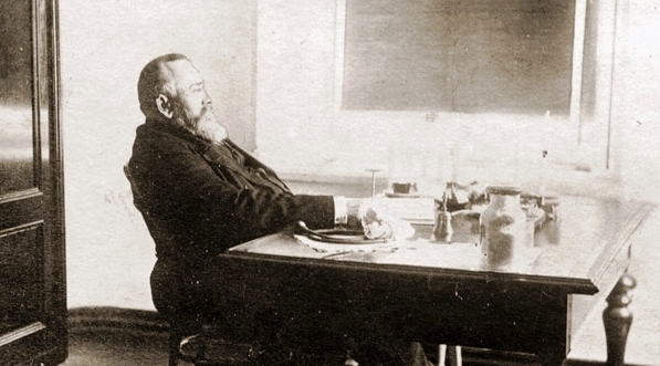  Józef Apolinary Rolle w swoim gabinecie.  