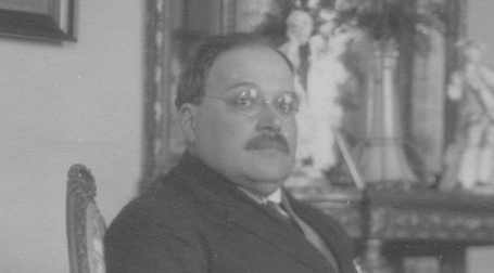  Raoul Koczalski - kompozytor, pianista siedzi na krześle.  