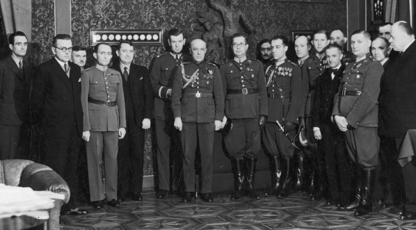  Uroczystość wręczenia medali pamiątkowych uczestnikom zawodów balonowych z okazji zdobycia dla Polski pucharu Gordona Bennetta w Warszawie w styczniu 1936 r.  