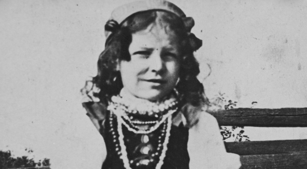  Maria Burzyńska (Mira Zimińska), aktorka, piosenkarka, w okresie dzieciństwa.  