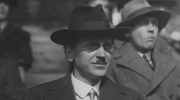  Jan Stankiewicz, dziennikarz - siedzi na ławce w kapeluszu.  