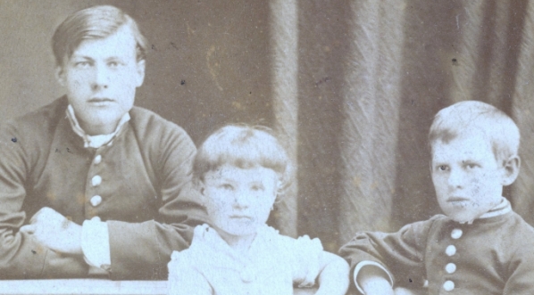  Nela z braćmi Karolem i Janem Miłkowskimi.  