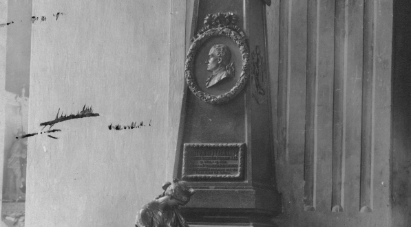  Pomnik Antoniego Tyzenhauza w kościele farnym św. Franciszka Ksawerego w Grodnie.  