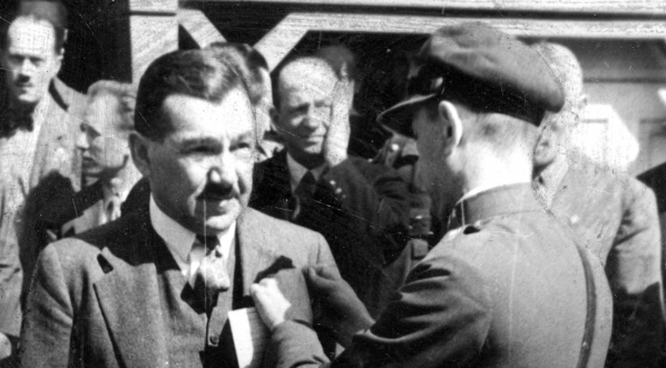  Wręczenie ministrowi skarbu Władysławowi Zawadzkiemu odznaki strzeleckiej w maju 1934 roku.  