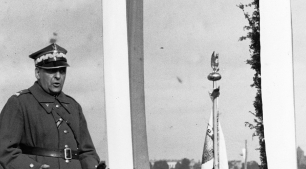  Prezes Ligi Morskiej i Kolonialnej gen. Stanisław Kwaśniewski przemawia podczas uroczystości otwarcia portu handlowego na Wiśle w Płocku.  