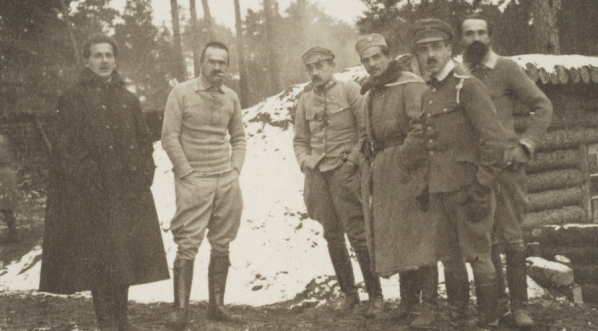  Józef Piłsudski i oficerowie I Brygady podczas kampanii na Wołyniu (1916 r.)  