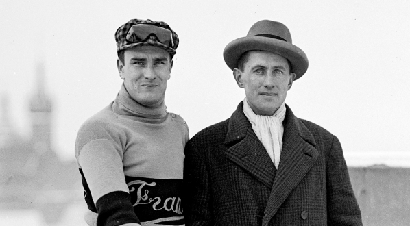  Kolarz holenderski Willy Vermeyes w towarzystwie kolarza Jana Łazarskiego na dachu Pałacu Prasy w Krakowie.  