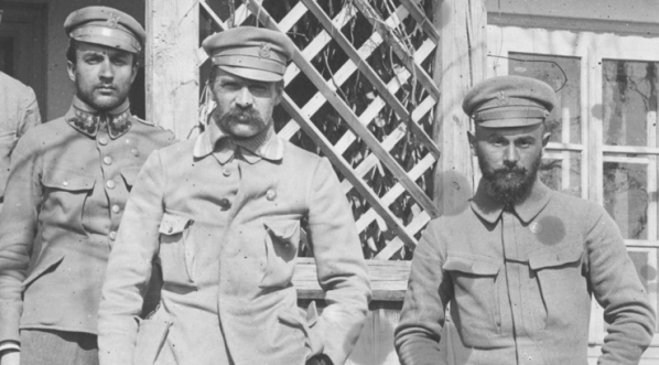  Józef Piłsudski w towarzystwie Edwarda Śmigłego-Rydza i Tadeusza Kasprzyckiego. (1915 r.)  