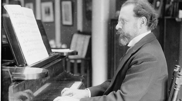  Zygmunt Stojanowski w 1916 roku przy swoim pianinie.  