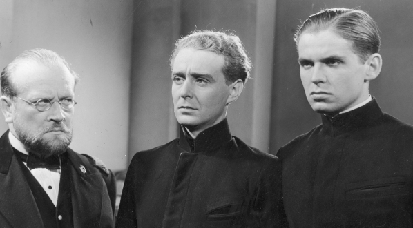  Bogusław Samborski jako dyrektor Starogrenadzki (z lewej), Mieczysław Cybulski jako Jan Walczak (w środku) i Witold Zacharewicz jako Majewski w jednej ze scen filmu  „Młody las”.  