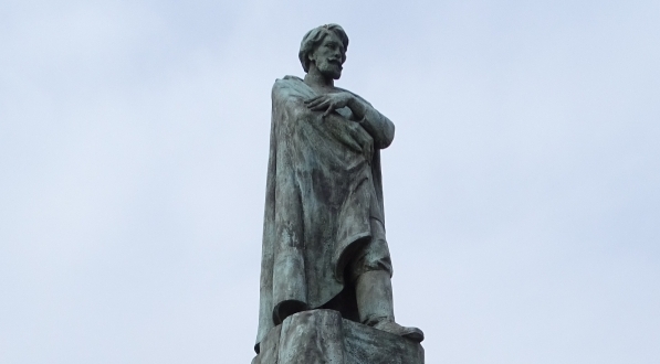  Pomnik Stanisława Wyspiańskiego przed gmachem Muzeum Narodowego w Krakowie.  